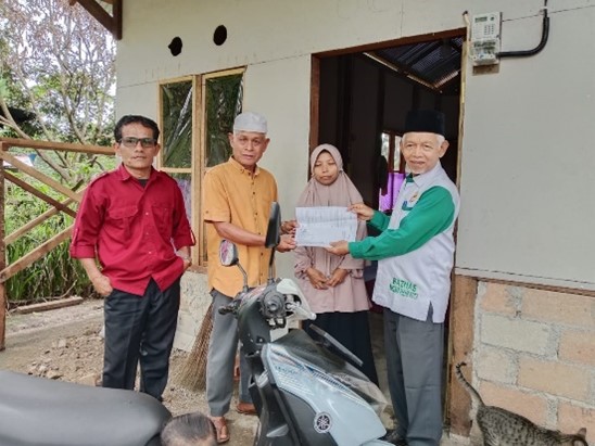 pemerintah-nagari-simalanggang-salurkan-bantuan-dari-baznas-untuk-korban-kebakaran-disabilitas-dan-lansia